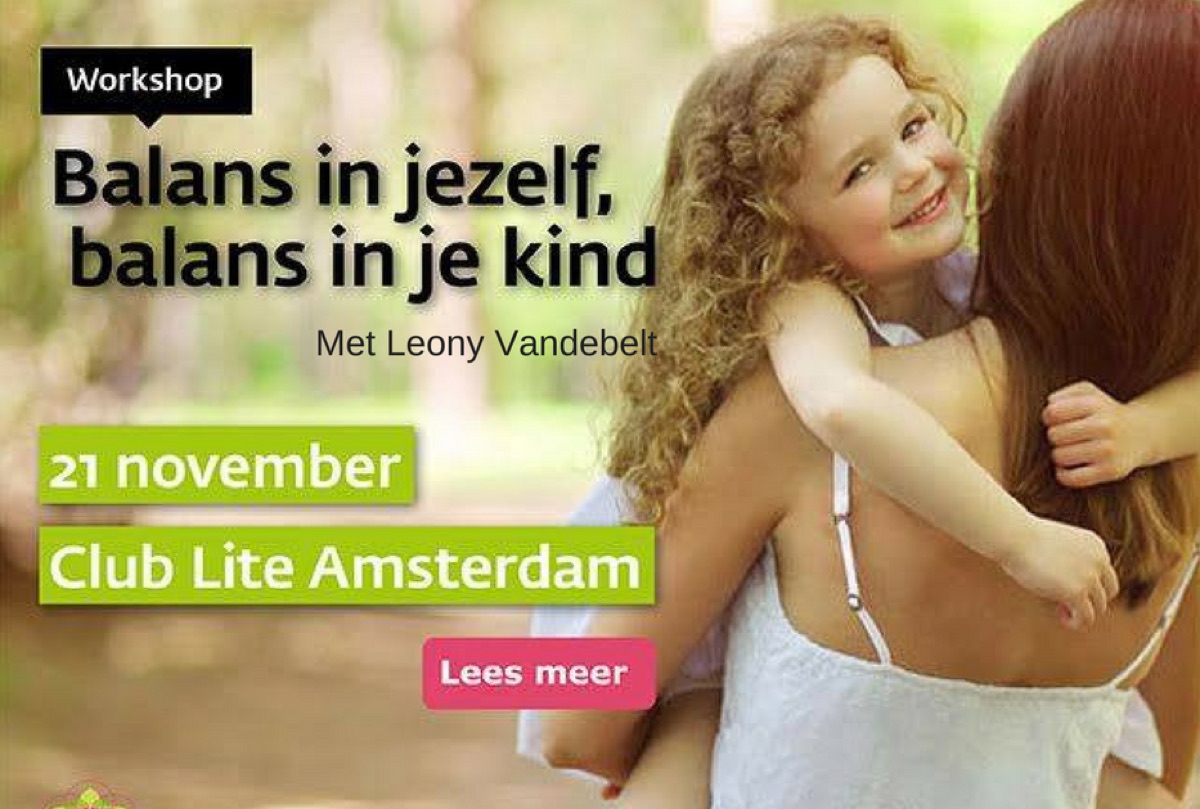 Workshop Balans in jezelf, balans in je kind met Leony Vandebelt: moeder met lachend krullend meisje op haar rug