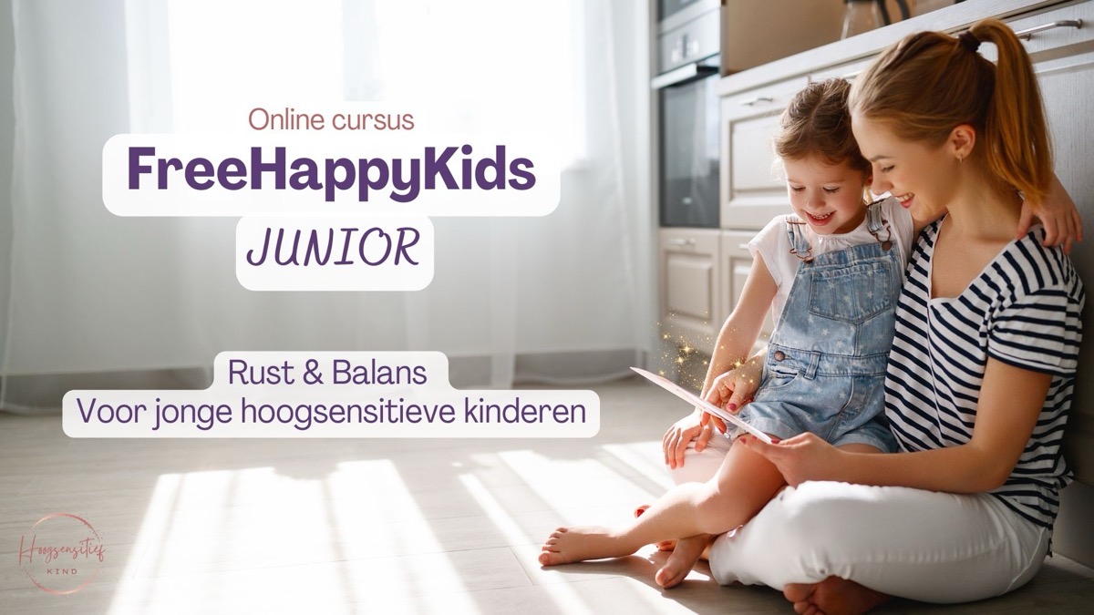 Online cursus FreeHappyKids JUNIOR: moeder leest samen met haar dochtertje op de keukenvloer, rust en balans voor jonge hoogsensitieve kinderen