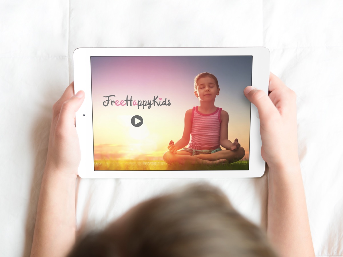 Kind kijkt in bed naar een FreeHappyKids video op een tablet