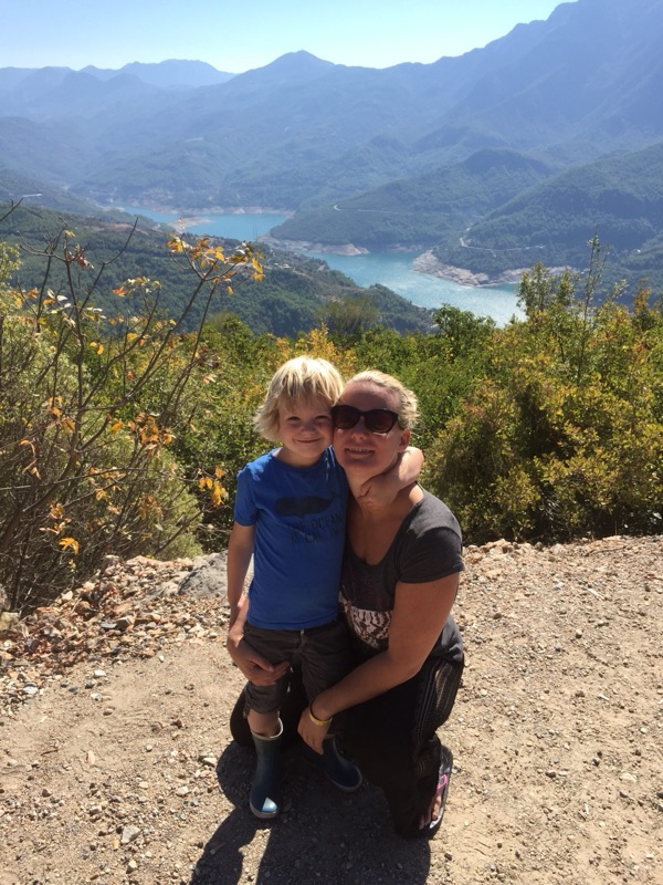 Leony met haar zoon in de bergen