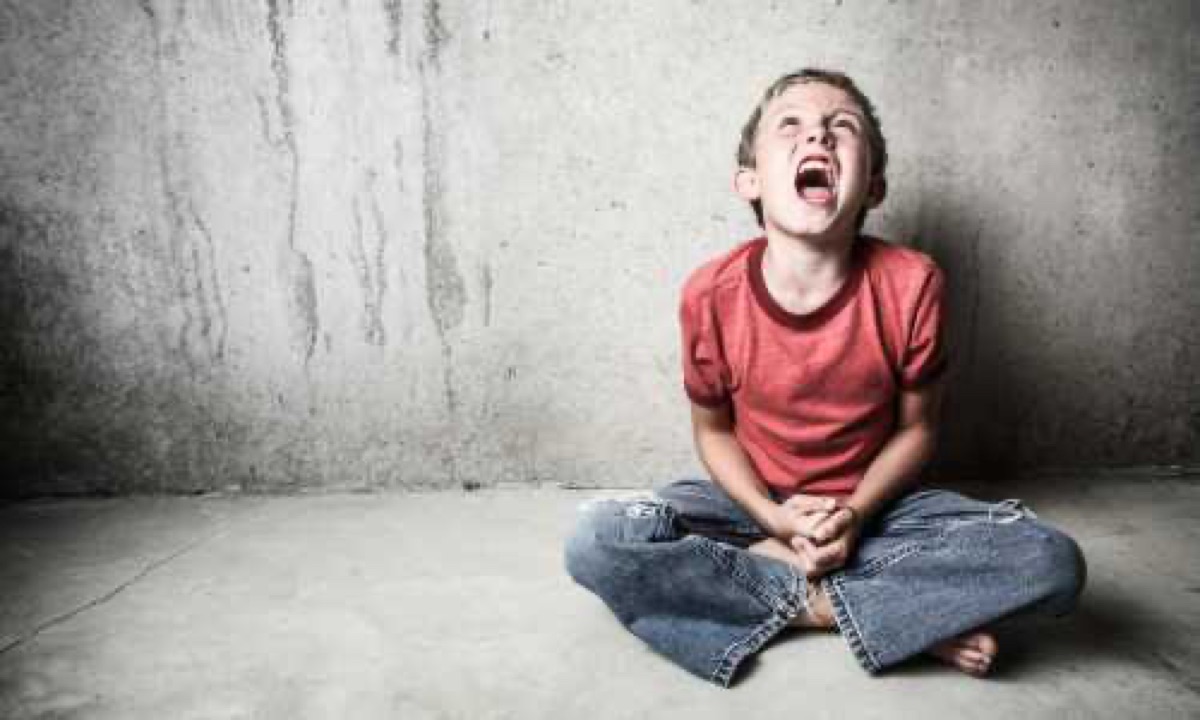 Hoogsensitief kind met emotionele bui of woedeaanval