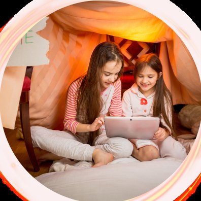 Twee kinderen kijken samen op een tablet in een zelfgebouwde dekenfort